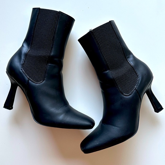 **SOLD** Nasty Gal BOX Square Toe Heeled Chelsea
Boots. Size 8 - Picture 2 of 7